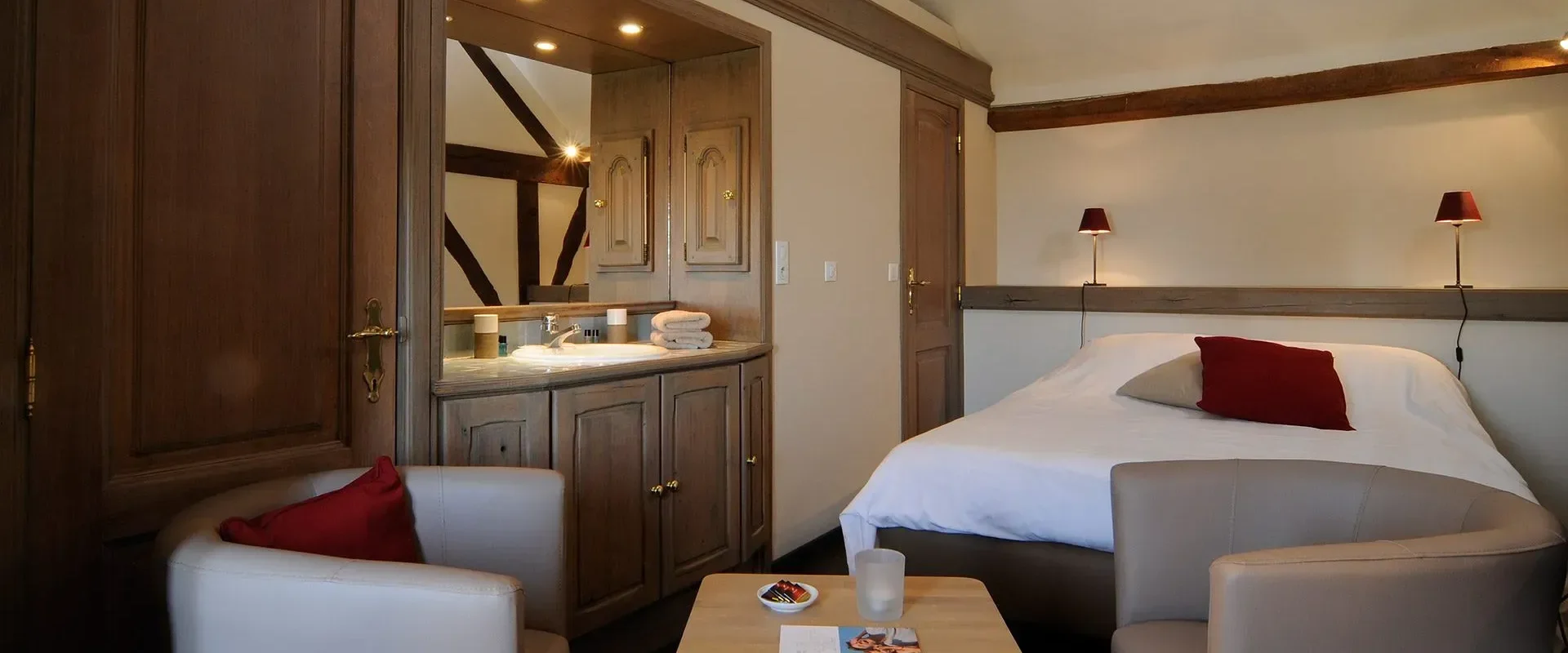 Gastenkamer met tweepersoonsbed op De Kruishoeve De Haan