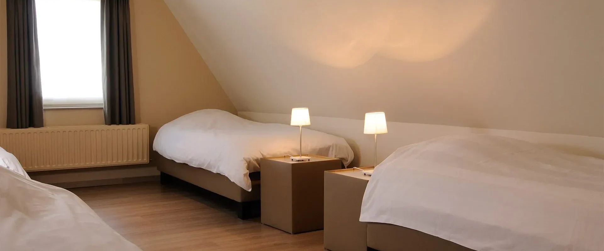 Ruime gastenkamer met zithoek De Kruishoeve De Haan