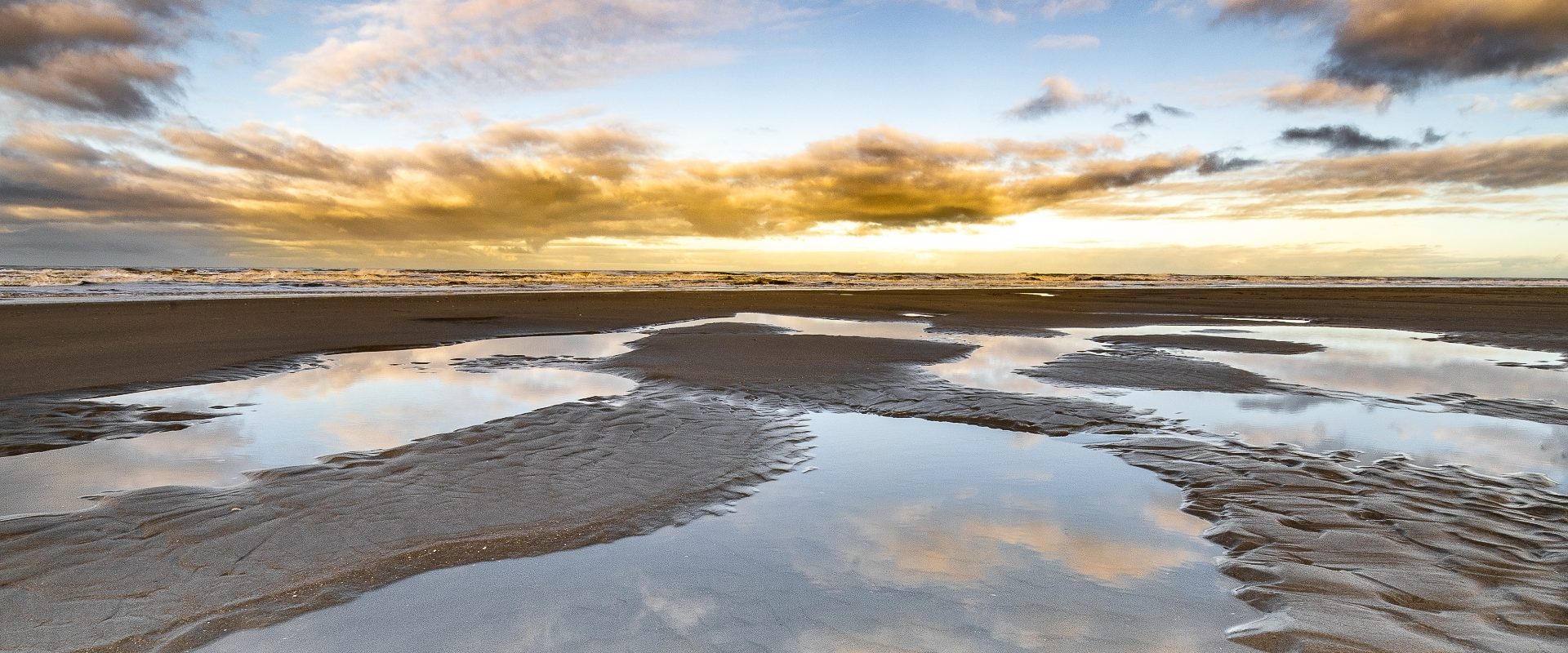Strand en zee De Kruishoeve De Haan - zonsondergang getijdenpoelen